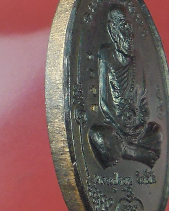 เหรียญมนต์พระกาฬ หลวงปู่หมุน รุ่นแรกวัดบ้านจาน เนื้อนวโลหะ ตอกโค้ดตอกเลข๑๓๐๙ มีบัตรมีกล่องปี ๒๕๔๓(๑) - 3