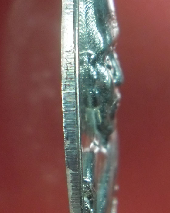 เหรียญรูปไข่ครึ่งองค์ หลวงปู่เกลี้ยง วัดโนนแกด รุ่นเจริญพรยอดฉัตร เนื้อเงินตอกสามโค้ด เลข๑๐๕ ปี๕๕(๑) - 4