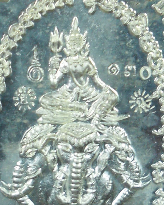 เหรียญรูปไข่ครึ่งองค์ หลวงปู่เกลี้ยง วัดโนนแกด รุ่นเจริญพรยอดฉัตร เนื้อเงิน ตอกสามโค้ดเลข ๑๓๐ปี๕๕(๒) - 3