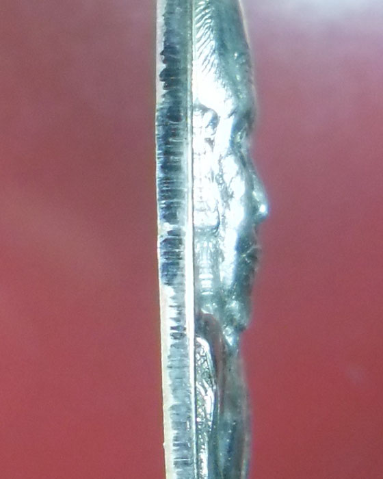 เหรียญรูปไข่ครึ่งองค์ หลวงปู่เกลี้ยง วัดโนนแกด รุ่นเจริญพรยอดฉัตร เนื้อเงิน ตอกสามโค้ดเลข ๑๓๐ปี๕๕(๒) - 4