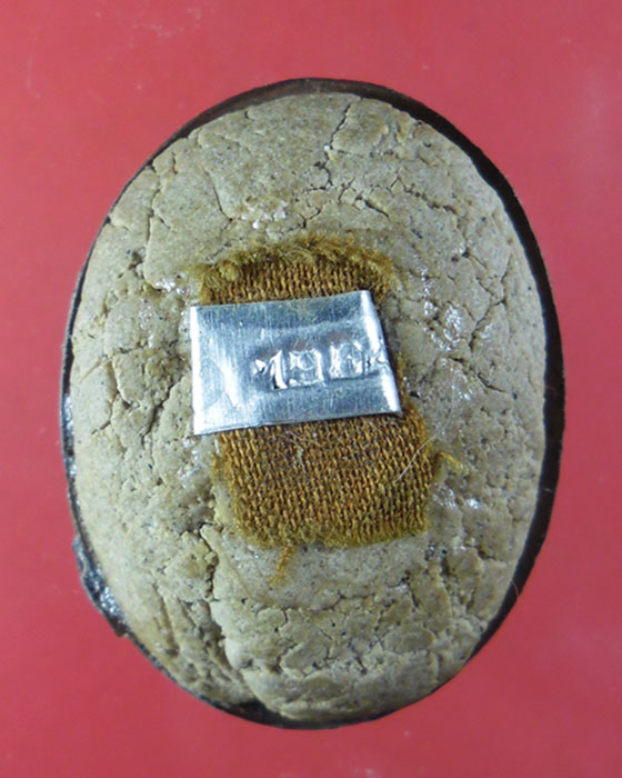 ล็อกเก็ตรูปไข่นั่งหลังฝังตะกรุด หลวงปู่หมุน รุ่นเสาร์ ๕ บูชาครู เลข ๑๙๖๔ มีกล่อง มีบัตร ปี ๒๕๔๓(๒) - 2