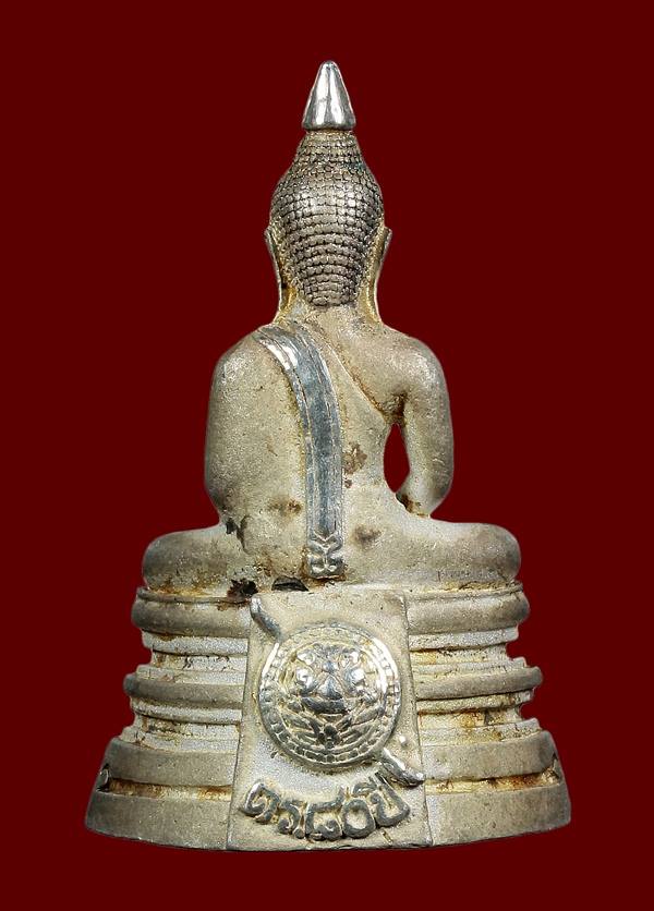 หลวงพ่อโสธร รุ่น๘๐ปี กรมตำรวจ  เนื้อเงิน ขัดเงา สวยๆเดิม กล่องเดิม พอมีเส้นคอนิดๆครับ  - 2