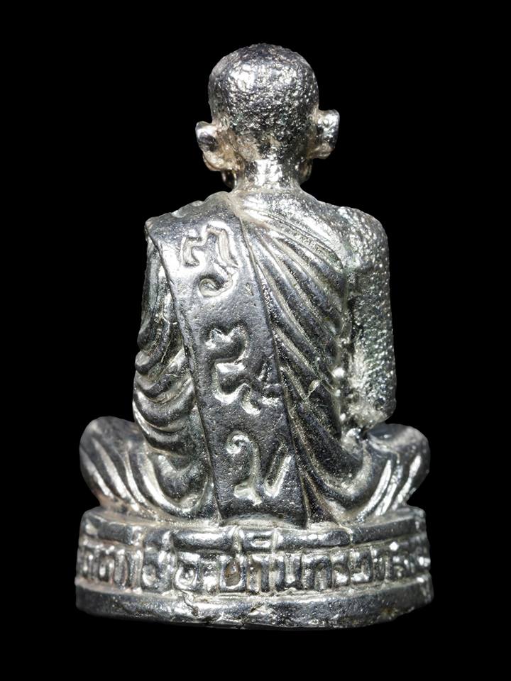 รูปหล่อหลวงปู่ชื่นวัดตาอีเนื้อเงิน รุ่นอรหังวิเว ปี 46 - 2