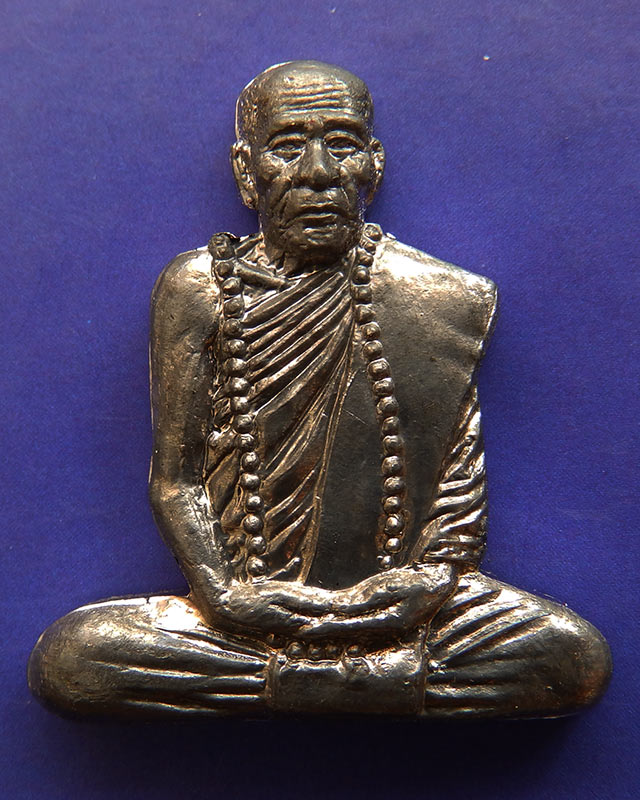 9.รูปเหมือนตัดชิดเนื้อตะกั่ว หลวงปู่คำบุ วัดกุดชมภู ตอกโค้ด พร้อมซอง+ใบแนบเดิม - 1