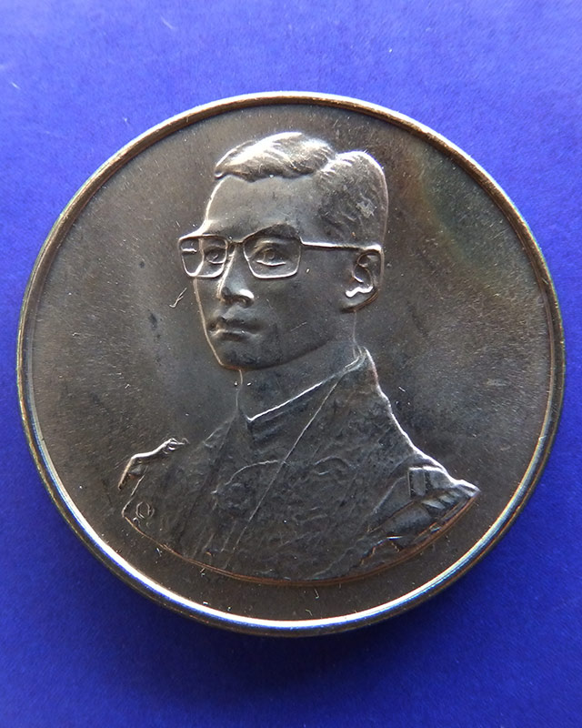 2.เหรียญในหลวง ที่ระลึกเดินการกุศลเทิดพระเกียรติ 5 ธ.ค. 2527 ขนาด 2 ซ.ม. กองทัพบก ซองเดิม - 1