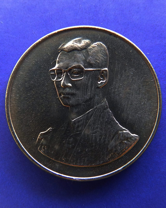14.เหรียญในหลวง ที่ระลึกเดินการกุศลเทิดพระเกียรติ 5 ธ.ค. 2527 ขนาด 2 ซ.ม. กองทัพบก ซองเดิม - 1
