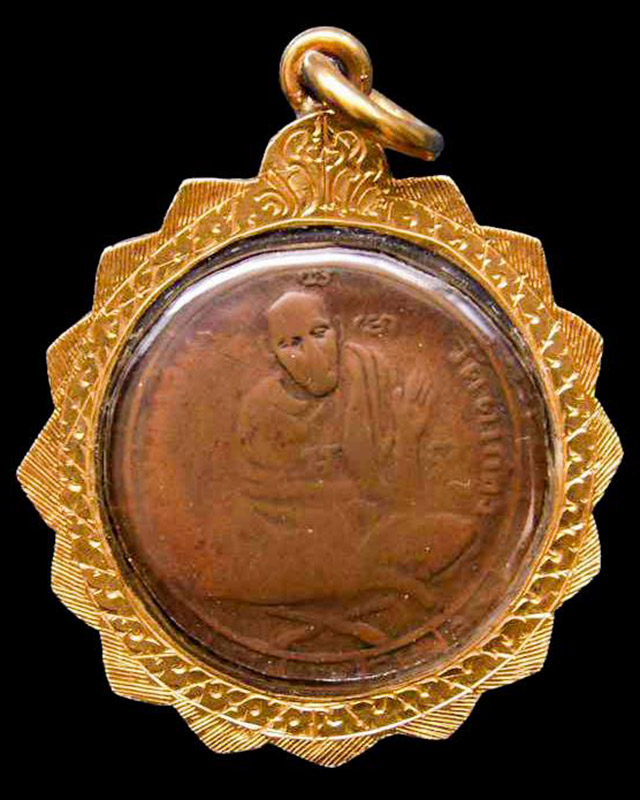 เหรียญกงจักร หลวงพ่อแช่ม วัดตาก้อง พ.ศ. 2484-2485 พิมพ์ 2 หู เลี่ยมทองหนา - 1