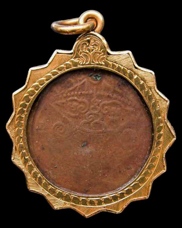 เหรียญกงจักร หลวงพ่อแช่ม วัดตาก้อง พ.ศ. 2484-2485 พิมพ์ 2 หู เลี่ยมทองหนา - 2