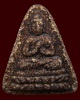พระปางประทานพร หลวงปู่เฮี้ยง วัดป่า จ.ชลบุรี พิมพ์สามเหลี่ยมหลังยันต์มุ ยอดอุณาโลม พ.ศ. 2505 ลงรักน้