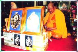 เหรียญรูปไข่ หลวงพ่อเจือ ปิยสีโล แซยิด 84 ปี 2552 เนื้อนวโลหะ โค้ด+เลข+กล่องเดิม - 4