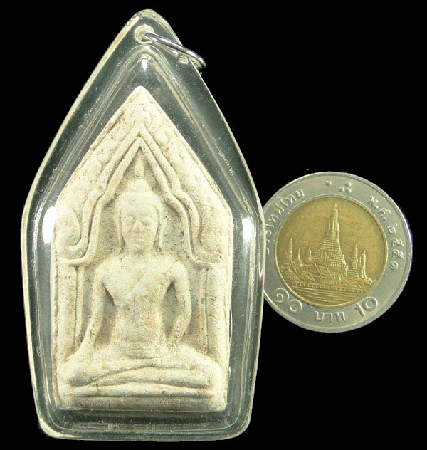 (1) พระขุนแผนรุ่นแรก พิมพ์ใหญ่ เนื้อผงขาวพุทธคุณ สร้างปี ๒๕๒๒ พร้อมเลี่ยมพลาสติกกันน้ำ - 3
