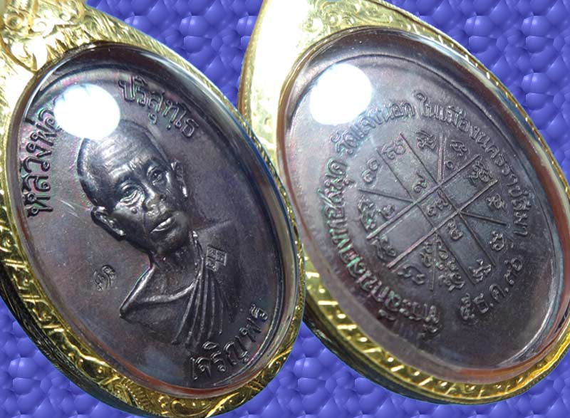 (1) หลวงพ่อคูณ พิมพ์เจริญพรล่างครึ่งองค์ เนื้อทองแดง ปี36 เลี่ยมทอง - 3