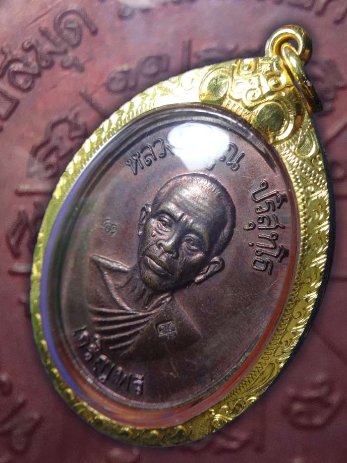 (9) หลวงพ่อคูณ พิมพ์เจริญพรล่างครึ่งองค์ (นิยม บล๊อคทองคำ) เนื้อทองแดง ปี36 เลี่ยมทอง - 3