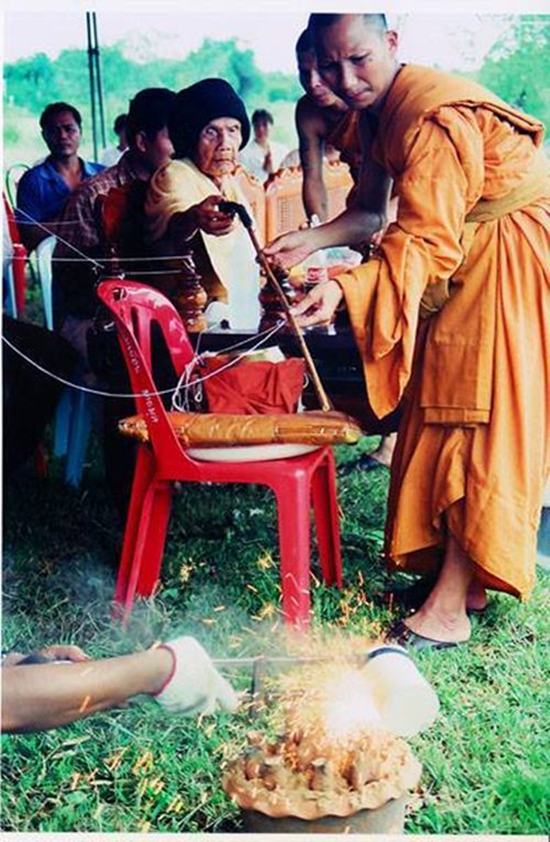 พระผงรูปเหมือนนั่งตั่งรุ่นแรก หลวงปู่หมุน ฐิตสีโล ผสมเกศา จีวร ชานหมาก ปี 2542 (21) - 4