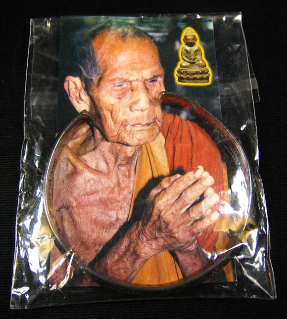 กำไล รุ่นจักรพรรดิตราธิราช เนื้อเงิน สร้าง 999 วง ปี 2545 พร้อมซองเดิม - 1