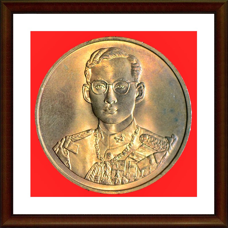 เหรียญพระเจ้าอยู่หัว รัชกาลที่ 9 ฉลองกาญจนาภิเษก 50 ปี - 3