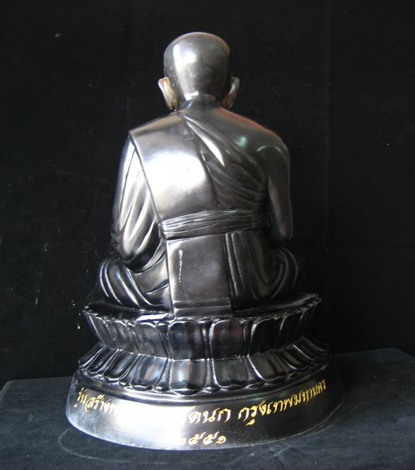 หลวงปู่ทวด ขนาดบูชา 9 นิ้ว เนื้อโลหะผสมรมดำ ฝังตะกรุด9ดอก รุ่นสร้างพระวิหาร วัดนก กรุงเทพ ปี51 - 3