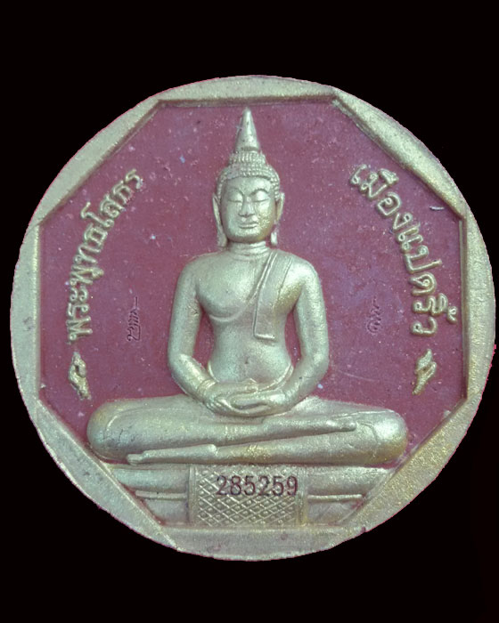 หลวงพ่อโสธร เนื้อผงแปดเหลี่ยมพิมพ์ใหญ่ (แดง) รุ่นทองประทาน วัดโสธรวรารามวรวิหาร - 1