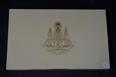 ซองผ้าไหมและกล่อง สำหรับใส่ธนบัตรที่ระลึกกาญจนาภิเษก ปี 2539 (ของแท้ไม่มีธนบัตร) - 1