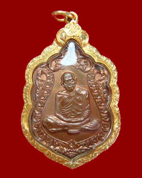 เหรียญเสมา 8 รอบ หลวงปู่ทิม อิสริโก ปี 2 5 1 8 วัดละหารไร่ จ. ระยอง เลี่ยมทองครับ - 1