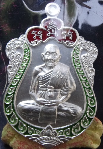 หลวงปู่สีรุ่น อรหันต์ 7 แผ่นดิน เนื้อเงินลงยาเขียวตองอ่อน No.98 พร้อมกล่องเดิม - 1