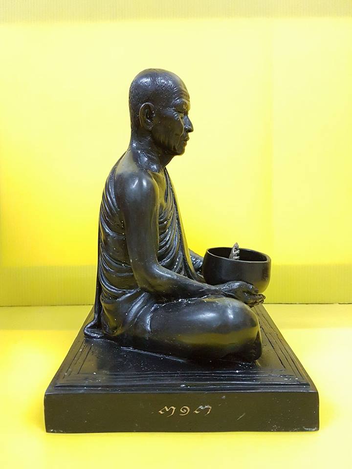 พระบูชารุ่นอุ้มบาตรองค์หลวงตามหาบัว ญาณสัมปันโน ออกวัดเจดีย์หลวง จ.เชียงใหม่ ปี 2547 หน้าตัก 7 นิ้ว - 3