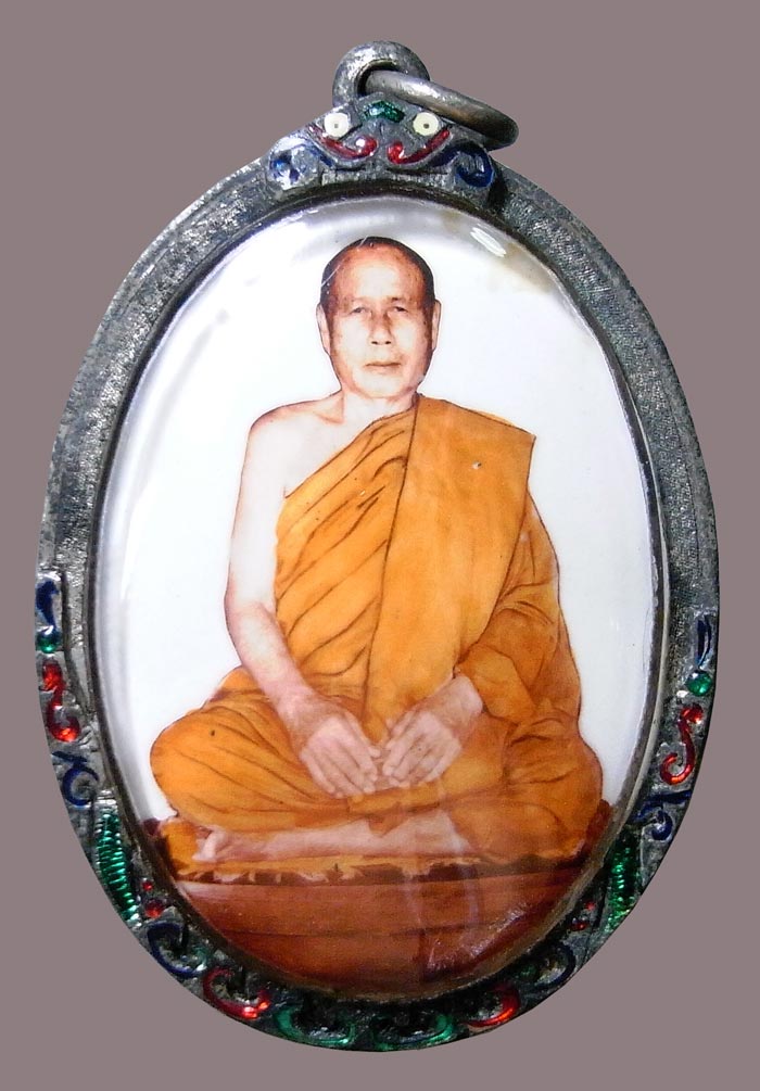ล็อกเก็ตจัมโบ้ฉากสีขาวรุ่นแรก หลวงพ่อตัด วัดชายนา ปี 2547 อุดผงฝังตะกรุด จีวร เกศาแผ่นโลหะหลวงพ่อจาร - 1