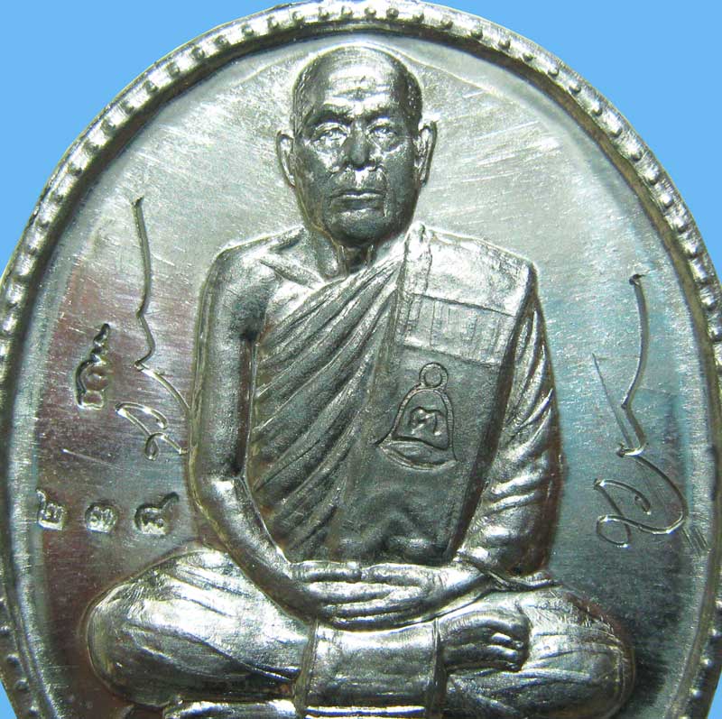เหรียญฉลองอายุ ๗๕ ปี เนื้อดีบุก ปี2549 มีจาร สวยแชมป์ หลวงพ่อตัด วัดชายนา พร้อมกล่องเดิมๆหายากครับ - 3