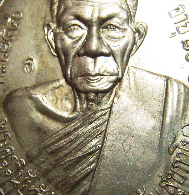 เหรียญรุ่นแรกเนื้ออัลปาก้า หลวงพ่ออุ้น วัดตาลกง บล็อกนิยมหัวขีด ปั้มเขยื้อน มีจาร 2 ตำแหน่ง - 5