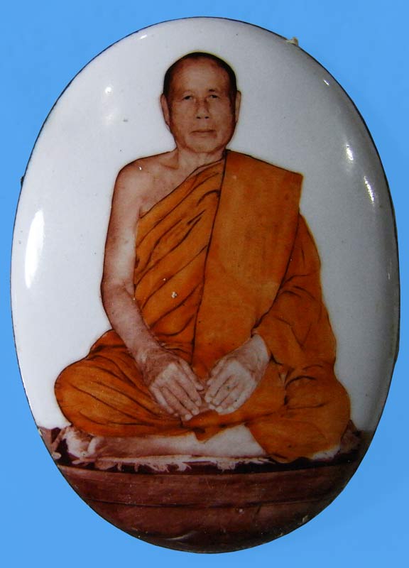 ล็อกเก็ตจัมโบ้ฉากสีขาวรุ่นแรก หลวงพ่อตัด วัดชายนา ปี 2547 อุดผงฝังตะกรุด จีวร เกศาแผ่นโลหะหลวงพ่อจาร - 1