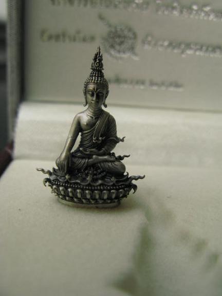 พระพุทธประทานยศบารมี เนื้อเงิน พิมพ์เล็ก - 1