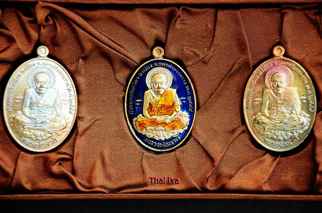 หลวงปู่ทวด รุ่นเหนือเมฆ ชุดกรรมการ 3 เหรียญ เนื้อนวะโลหะ - 3