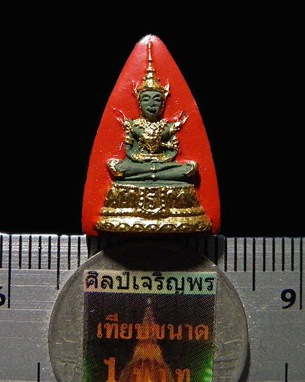 พระเนื้อผงลงรักปิดทอง พิมพ์พระแก้วมรกต พิมพ์เล็ก หลวงพ่อเริ่ม วัดบางพระ จ.ชลบุรี ปี 2512 - 3