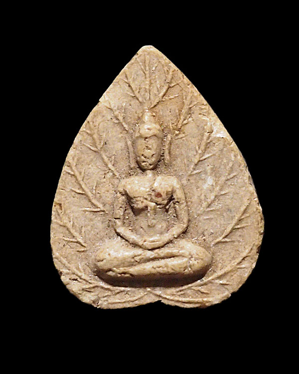 พระผงรูปใบโพธิ์หลังยันต์ ส.ก. ๑๗ พุทธาภิเศกวัดอินทร์(บางขุนพรหม) ผสมผงเก่าบางขุนพรหม ปี ๒๕๑๗ โดย หลว - 1