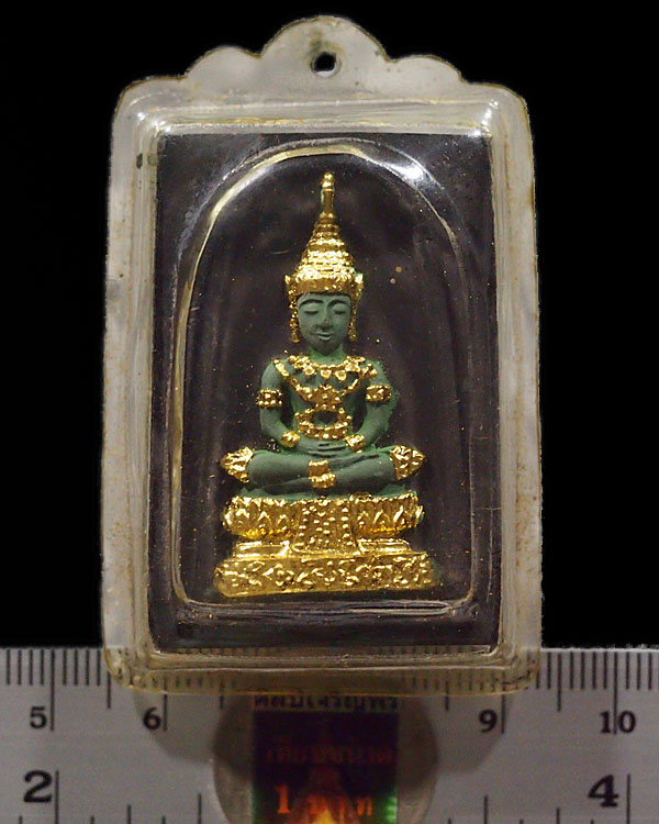 พระแก้วมรกต พิมพ์ใหญ่ ท่านเจ้าคุณนรฯ วัดเทพศิรินทร์ฯ ปี 2513  สภาพสวย เลี่ยมเก่า หลังยันต์ดวง มีทั้ง - 3