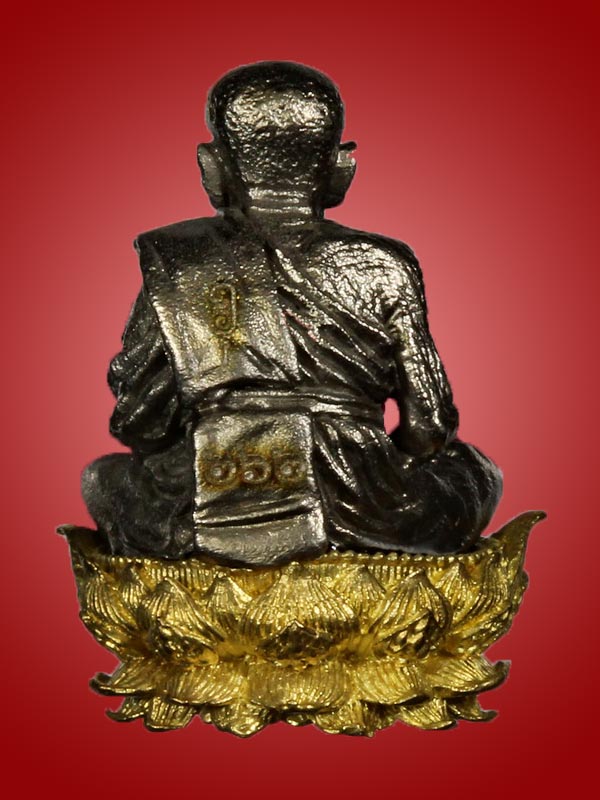 หลวงปู่ทวด รุ่นปาฏิหาริย์สองโพธิสัตว์ รูปหล่อลอยองค์ 1.2 นิ้ว เนื้อไวท์บราสฐานทองระฆัง หมายเลข 262 - 2