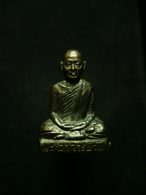 รูปเหมือนปั๊มพระอาจารย์วัน วัดถ้ำอภัยดำรงธรรม เนื้อทองเหลืองรมดำ - 1