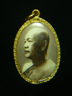 ล็อกเก็ตรุ่นแรกพระอาจารย์ฝั้น พิมพ์ใหญ่ เลี่ยมทองเดิม หลังจารเต็มๆ - 1