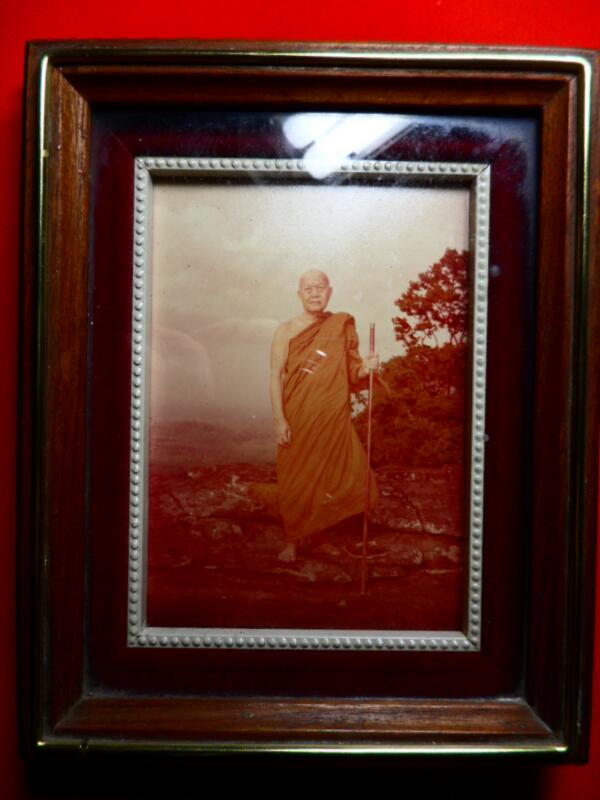 รูปถ่ายสีพระอาจารย์ฝั้น ขนาดโปสการ์ด กรอบเก่า หลังปั๊มยันต์ - 1