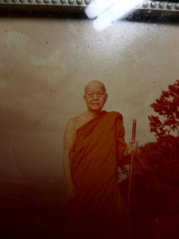 รูปถ่ายสีพระอาจารย์ฝั้น ขนาดโปสการ์ด กรอบเก่า หลังปั๊มยันต์ - 3