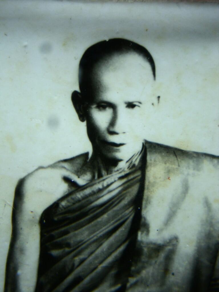 รูปภาพขนาดห้อยคอ หลวงปู่คำดี วัดถ้ำผาปู่ ขนาด 1นิ้ว - 3