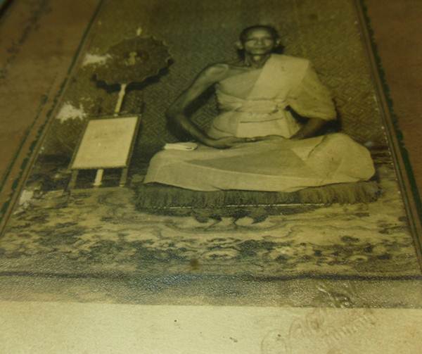 ภาพถ่าย พระครูวิมลศีลาจารย์ หลวงพ่อเส็ง วัดศรีประจันตคาม ปราจีนบุรี ปี 2502 มีจารยันต์  - 2