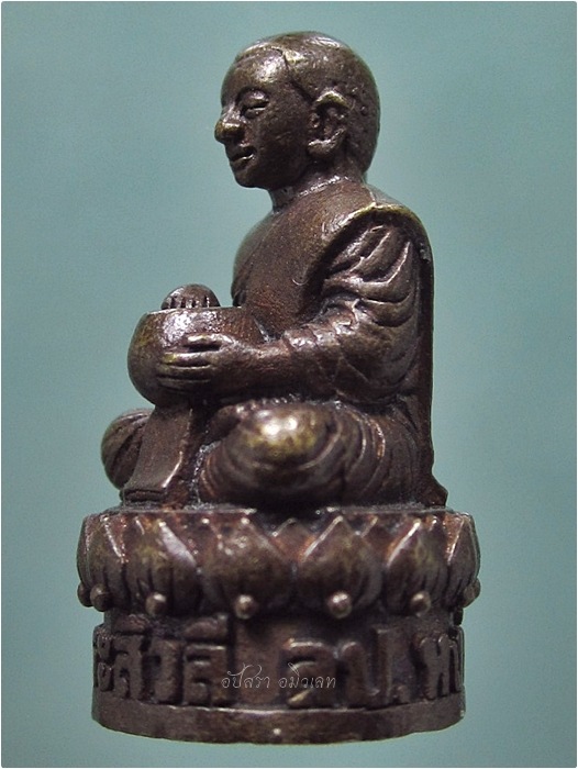 พระรูปหล่อพระสีวลีปางจกบาตร หลวงปู่หงษ์ พรหมปัญโญ สุสานทุ่งมน จ.สุรินทร์ ปี 2554 - 2