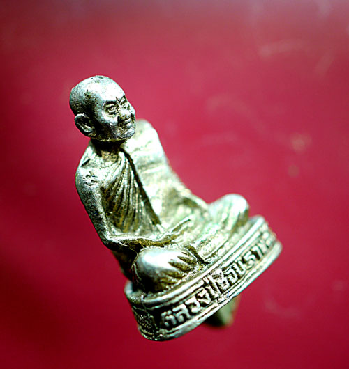รูปเหมือนหลวงปู่ชอบ ฐานสโม รุ่น90 ปี เนื้อเงิน - 2
