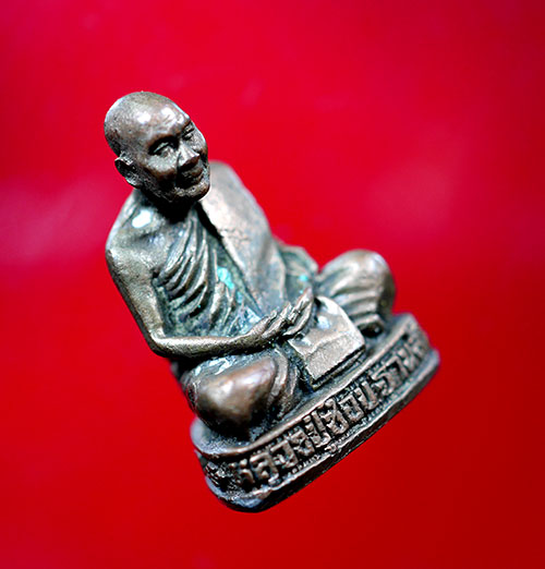 รูปเหมือนหลวงปู่ชอบ ฐานสโม รุ่นเททอง วัดท่าแขก ปี 2536 เนื้อลงหิน - 2