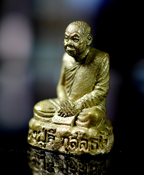รูปเหมือนหลวงปู่ลี กุสลธโร รุ่นแรก เศรษฐีธรรม ปี 2549 เนื้อลงหิน - 2