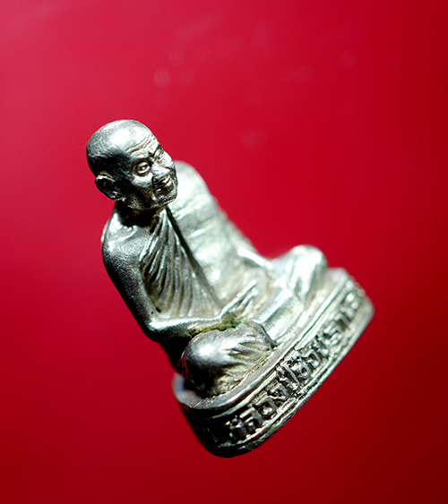 รูปเหมือนหลวงปู่ชอบ ฐานสโม รุ่นฉลองอายุ ๙๐ ปี เนื้อเงิน ปี พ.ศ 2534 - 2