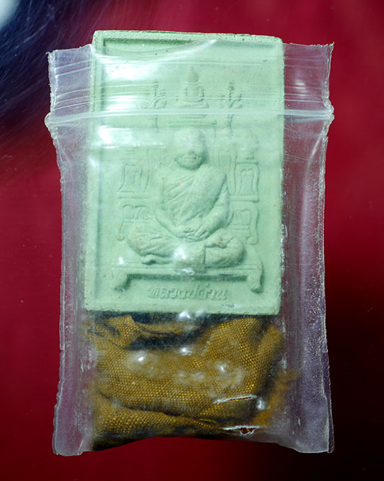 พระผงหลังโต๊ะหมู่ ตะกรุดทอง เนื้อเขียว หลวงปู่ผ่าน จ.สกลนคร - 4