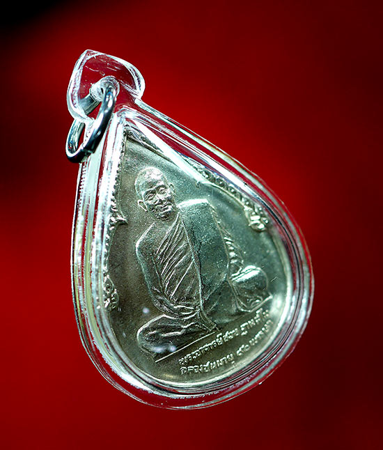 เหรียญหลวงปู่ชอบ ฐานสโม รุ่น ๙๐ ปี พิมพิ์หยดน้ำ เนื้อเงิน ปี 2534 - 2