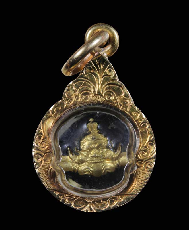 เหรียญกระดุมพญาราหู (พิมพ์จิ๋ว) เนื้อสามกษัตริย์ เลี่ยมทอง รุ่นอยู่เย็นเป็นสุข  พ.ศ.2548 - 1